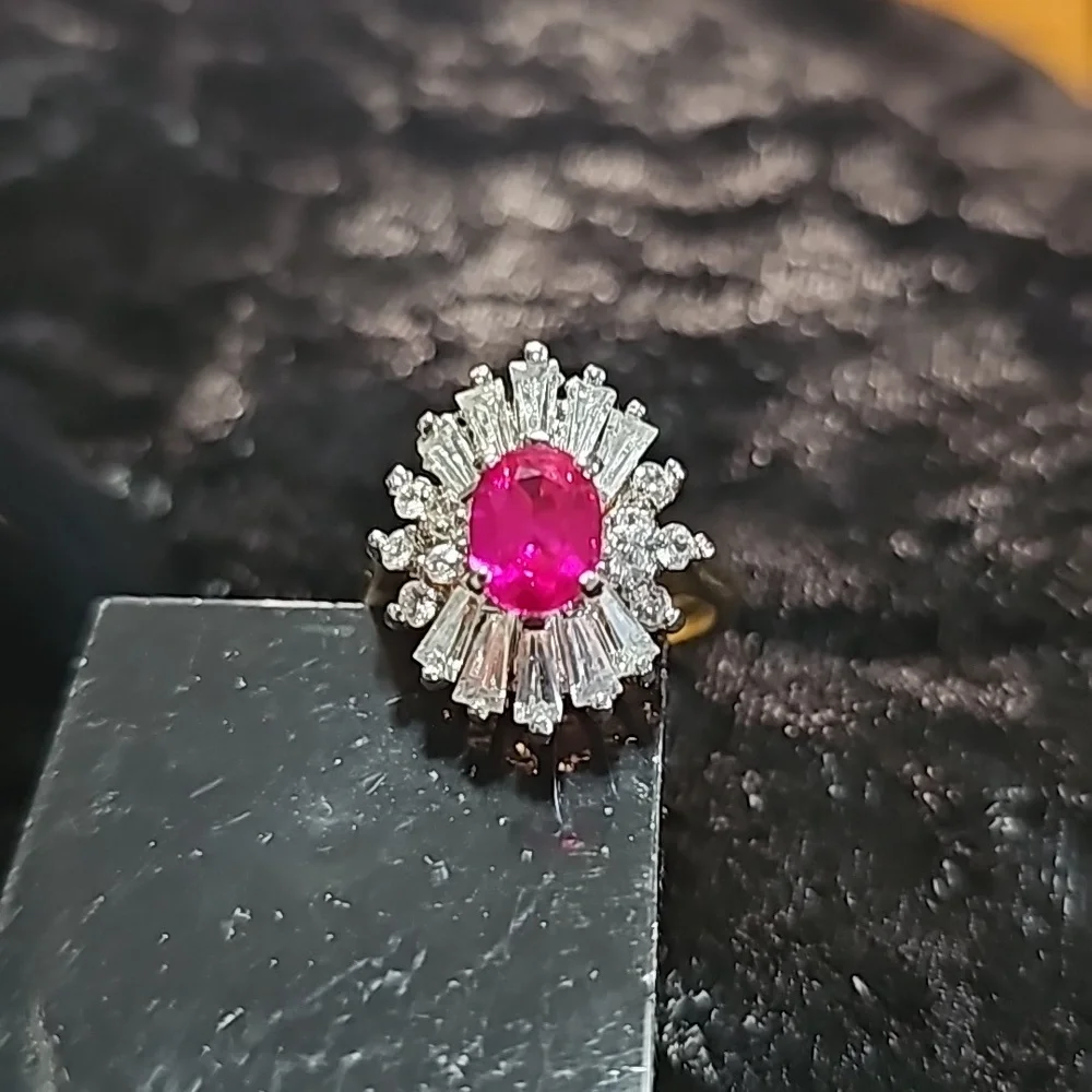 GORGEOUS Goldtone Ring size 8 - Picture 5 of 5